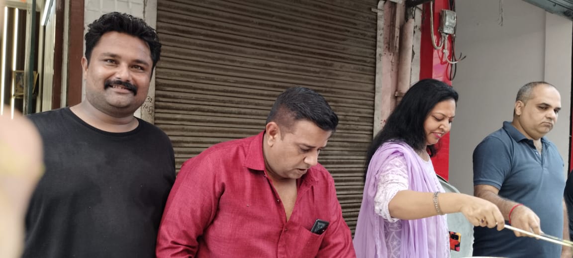 RadhikaSetia10s's tweet image. आज भारतीय जनता पार्टी हरी नगर के पूर्व मंडल अध्यक्ष एवं तिलक नगर वार्ड के प्रभारी छोटे भाई चेतन अरोड़ा द्वारा शास्त्री मार्केट में आयोजित सावन के भंडारे में जाने और वहा सेवा कर भंडारा वितरण किया!                      🚩🚩भोले बाबा की कृपा सब पर बनी रहे 🚩🚩#HariNagar @kjsehrawat