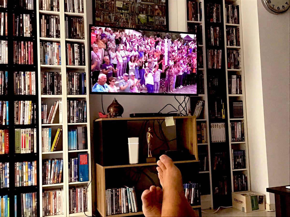 Deutsche Menschen können nicht im Takt klatschen. Genetisch unmöglich. Das wird Sonntag Mittags im ZDF zelebriert. Und samma uns da mal ehrlich: Wer braucht eine Taylor Swift, wenn es doch eine Melissa Naschenweng gibt? Eben! #fernsehgarten #guiltypleasure