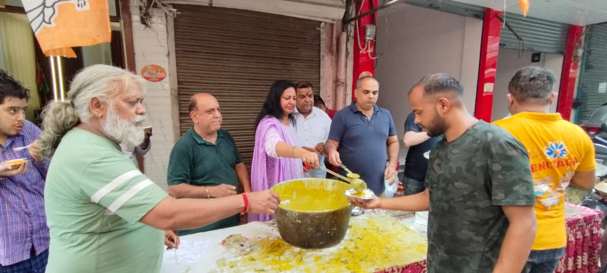 RadhikaSetia10s's tweet image. आज भारतीय जनता पार्टी हरी नगर के पूर्व मंडल अध्यक्ष एवं तिलक नगर वार्ड के प्रभारी छोटे भाई चेतन अरोड़ा द्वारा शास्त्री मार्केट में आयोजित सावन के भंडारे में जाने और वहा सेवा कर भंडारा वितरण किया!                      🚩🚩भोले बाबा की कृपा सब पर बनी रहे 🚩🚩#HariNagar @kjsehrawat