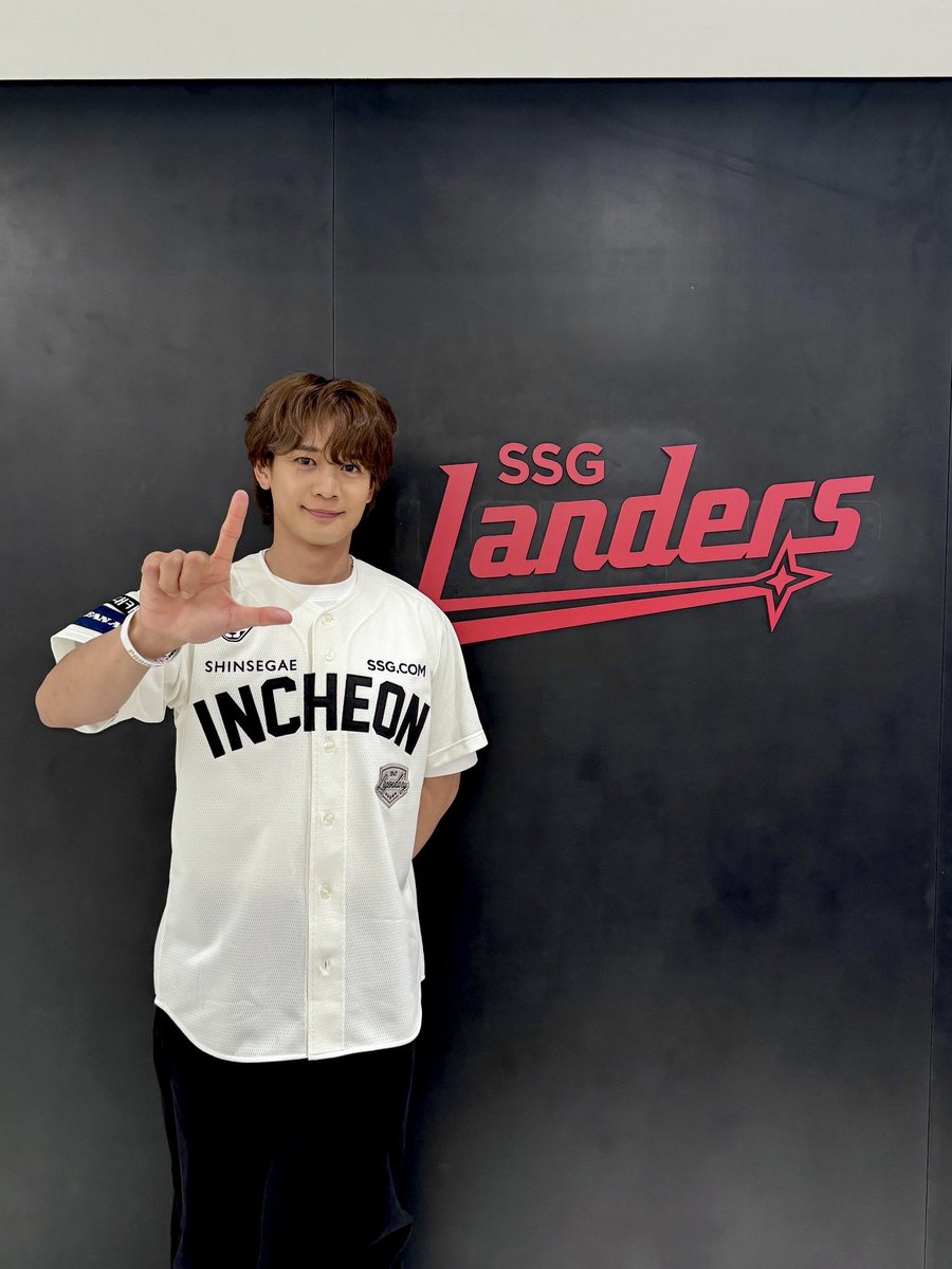 SHINee's tweet photo. No Limits Amazing Landers!
No Limits Amazing MINHO!.

#MINHO #민호
#SHINee #샤이니
#SSGLANDERS https://t.co/P30Yit2ltz