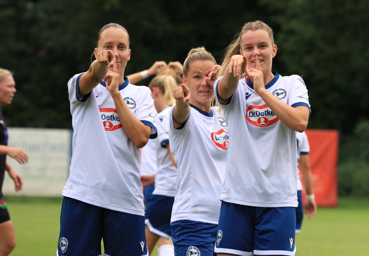 arminia's tweet photo. Halbzeit in Hamburg!
Unsere Frauen führen in einem unterhaltsamen Spiel mit 1:0 beim @fcstpauli.
Hier könnt ihr gleich die zweite Halbzeit hören:
https://t.co/xl56gh7MYB
#FCSPDSC | #dfbpokal | 0:1 https://t.co/alO36C1ROo