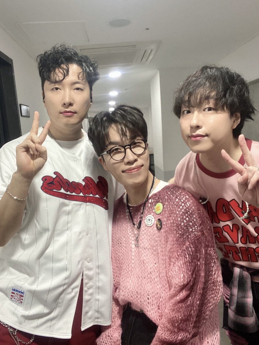 ꓢꓳꓣꓮꓠ ꓢꓴꓟꓟꓰꓣ ꓚꓳꓠꓚꓰꓣꓔ <𝙎𝙦𝙪𝙚𝙚𝙯𝙚!> ꓓꓮꓬ 2

이틀간, 뜨겁게 외쳤던 소란 여름 콘서트 <𝙎𝙦𝙪𝙚𝙚𝙯𝙚!>가 마무리되었습니다.

함께해 주신 많은 관객 여러분의 힘찬 응원과
따스한 목소리로 노래해 주신 덕분에 잊지 못할 무대가 완성될 수 있었습니다.