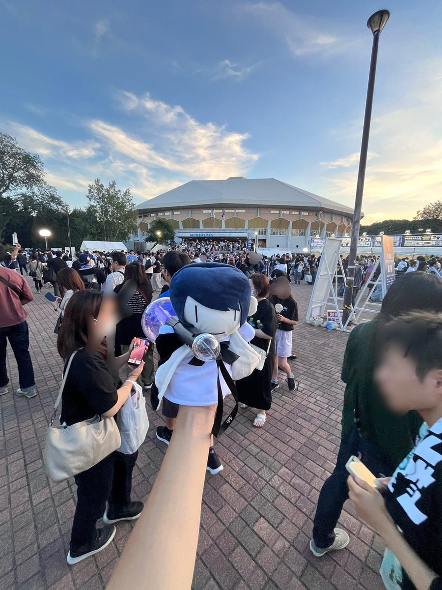 pofipofinomi's tweet photo. 昨日金欠とか言っときながら
急遽当日券買っての参戦！！

座席が東ブロックの真ん中だったから
真正面にAdoちゃん見えたけど
ちょっと遠かった😶💦

けど迫力すごかった！！
またツアーあったら行きたいな🥺

北海道はでっかいどう！！！

#Ado
#モナ・リザの横顔 https://t.co/f0LXiT4nG9