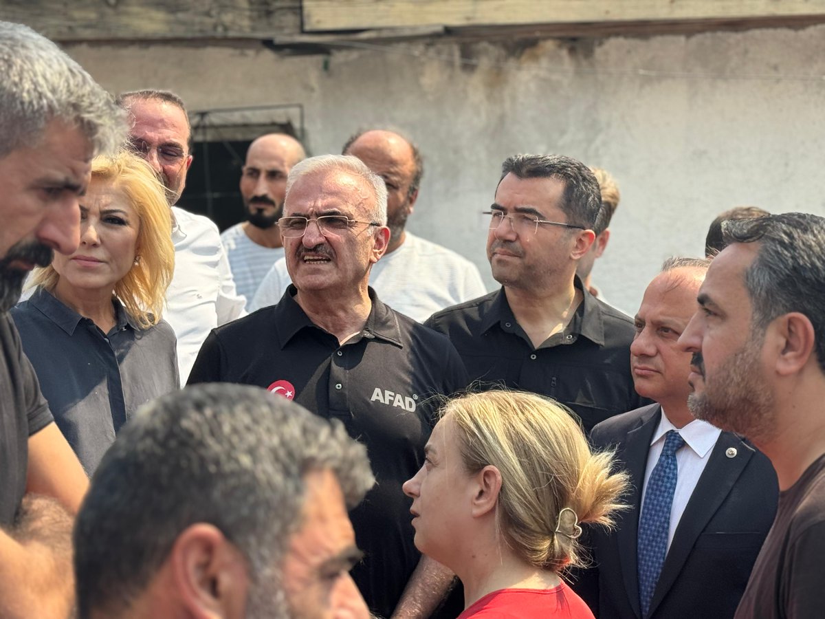 aydinkoc_tr's tweet photo. Bayraklı’da yangın bölgesine bir dizi ziyaretlerde bulunduk. Onur Mahallesi’nde 17, Doğançay’da ise 8 evimizin etkinlendiği yangında toplamda 127 vatandaşımız yaralanmış olup, yaralılardan 123’ü kontrol sonrası taburcu edildi, 4 vatandaşımızın ise tedavisi devam etmektedir. https://t.co/VHzB2AZkEl