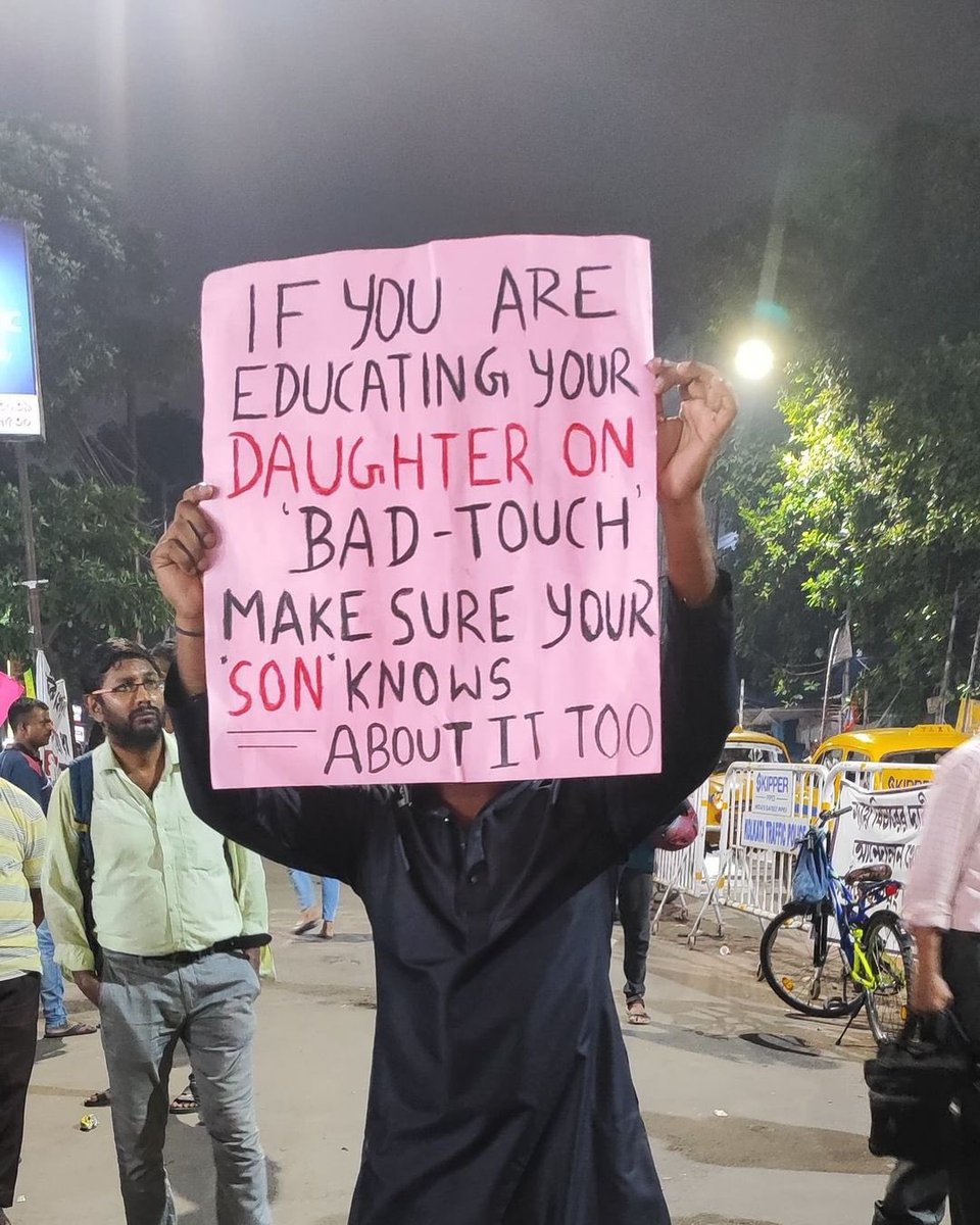 रक्षाबंधन में जैसे हम अपनी बहनों की रक्षा का प्रण लेते है....और हमेशा उनकी रक्षा करते है....ठीक उसी प्रकार इस रक्षाबंधन हमे प्रण करना चाहिए की देश की सभी लड़कियों की रक्षा व सम्मान हमारा फर्ज है।
#Justice #Drmomita
#KolkataDoctorDeath