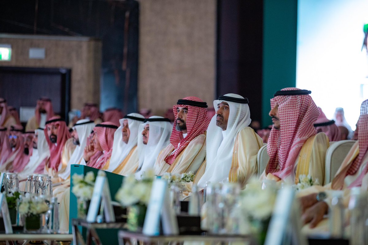 Ahmed_S_Alrajhi's tweet photo. بتوفيق الله، ثم بتوجيه القيادة، دشنا اليوم المنصة الوطنية الموحدة للتوظيف #جدارات؛ التي تأتي امتداداً لتضافر جهود القطاعات الحكومية لتنمية رأس المال البشري، لتوائم بين العرض والطلب في سوق العمل، وتكون واجهة للتوظيف في القطاعين العام والخاص، تماشياً مع مستهدفات #رؤية_السعودية_2030 https://t.co/tTffZDhbW4