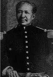 Ti moso Listwa 

Nan lane 1887, peyi dAyiti ap travèse yon moman boulvès. A goch, a dwat, nan Nò kou nan Sid se manifestasyon pou chavire pouvwa prezidan Louis Étienne Félicité Lysius Salomon Jeune nan. 

Tankou pi fò politisyen, li mete grif li deyò pou l kapab rete chita sou