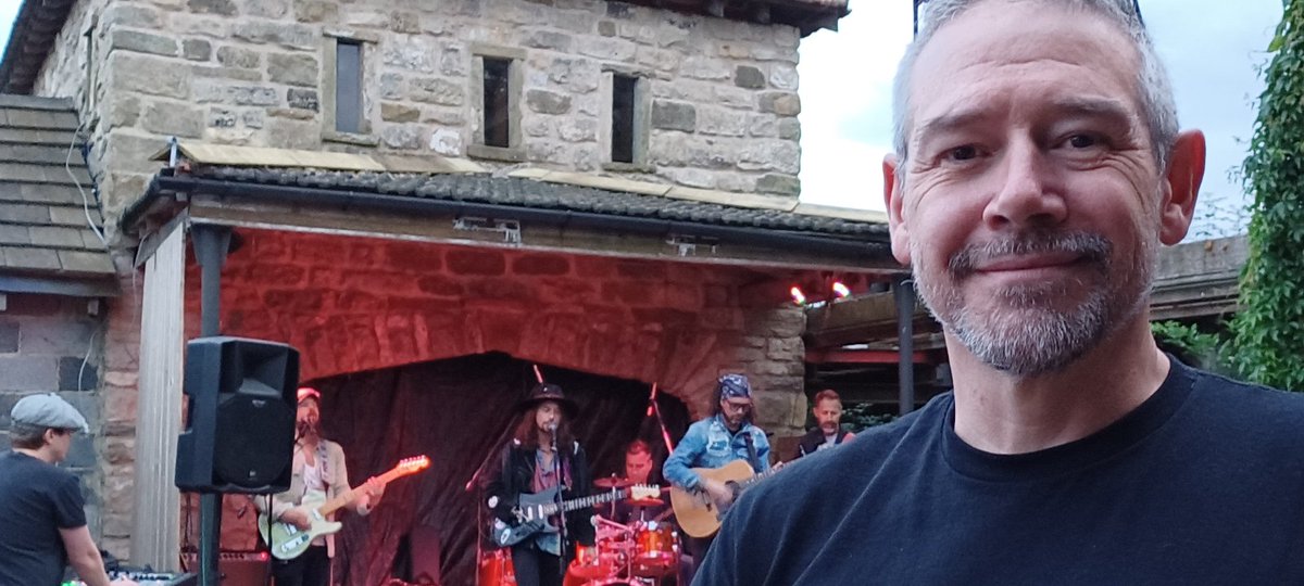 Berk_at_barrier's tweet photo. It's not every day you get the chance to attend a private gig featuring a hot, blues rock property. @thepeacepirates @CyclingLain https://t.co/ksXsDbS1Aa