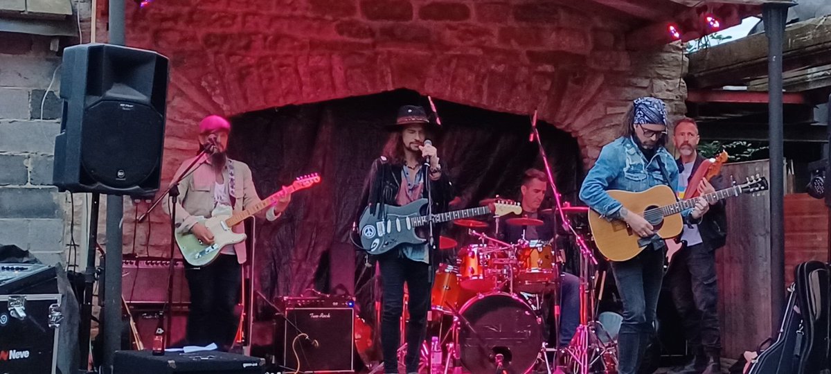 Berk_at_barrier's tweet photo. It's not every day you get the chance to attend a private gig featuring a hot, blues rock property. @thepeacepirates @CyclingLain https://t.co/ksXsDbS1Aa