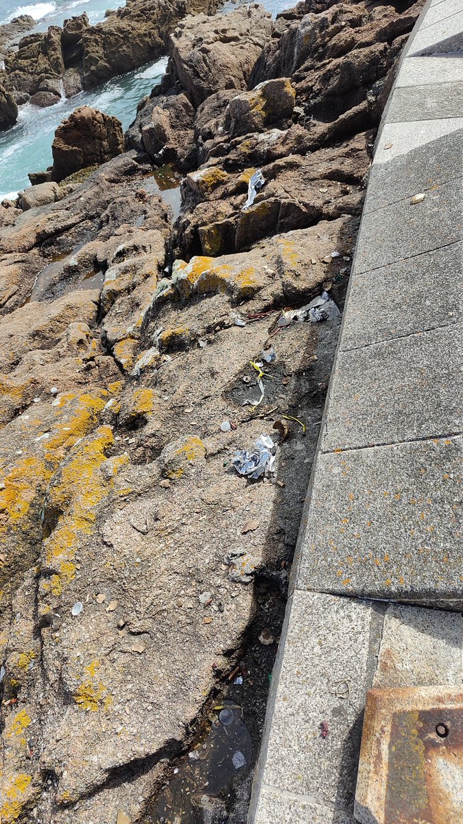 dacorblue's tweet photo. @ConcelloCoruna después de la fiesta de los fuegos convendría limpiar toda la zona de rocas llena de cartuchos y porquería no? Si desde el concello no se da ejemplo... Muy mal! Puro postureo https://t.co/l1N51AdrNY