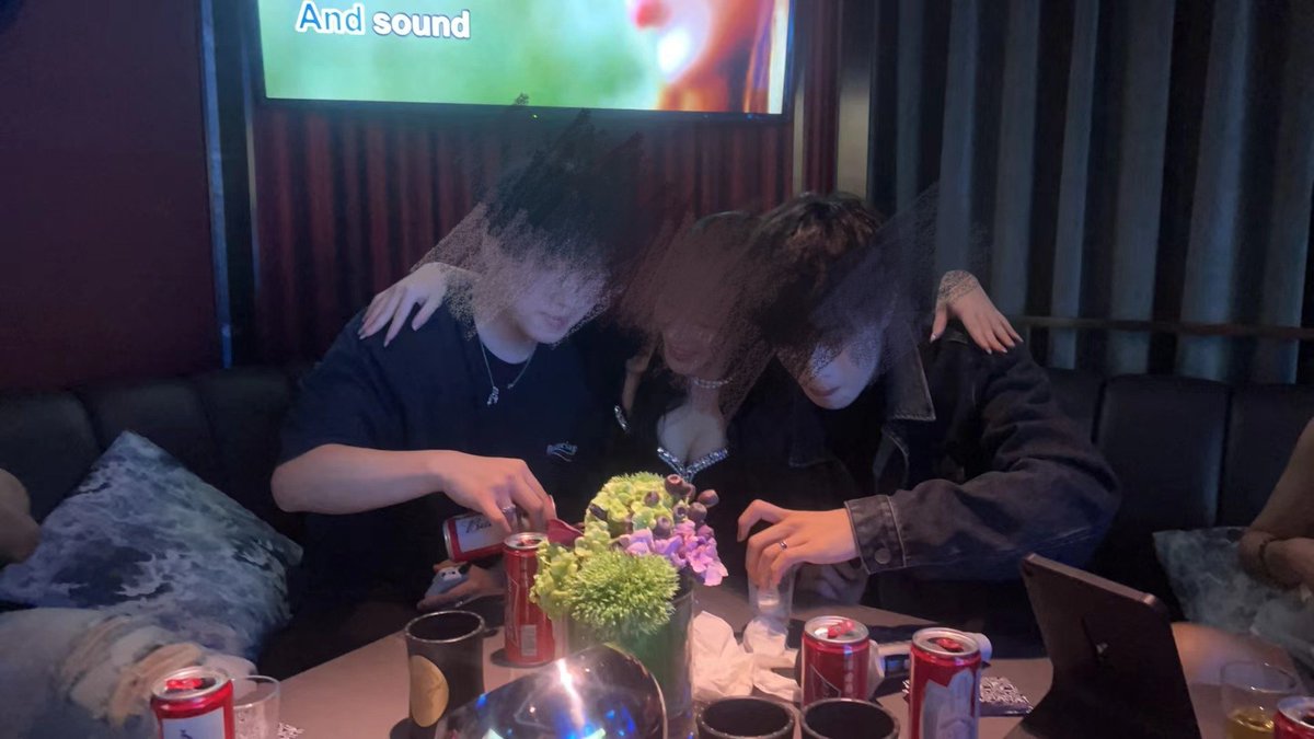 第一次点男模陪酒的小女友