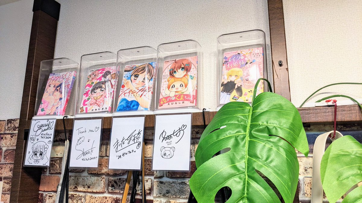 kazusand's tweet photo. ガルフェスで入手したサイン本を飾った！
正式なサイン本の飾り方ってないみたいだから、100均で材料見繕ったら、こんなのになったー https://t.co/J9jhurdm2x