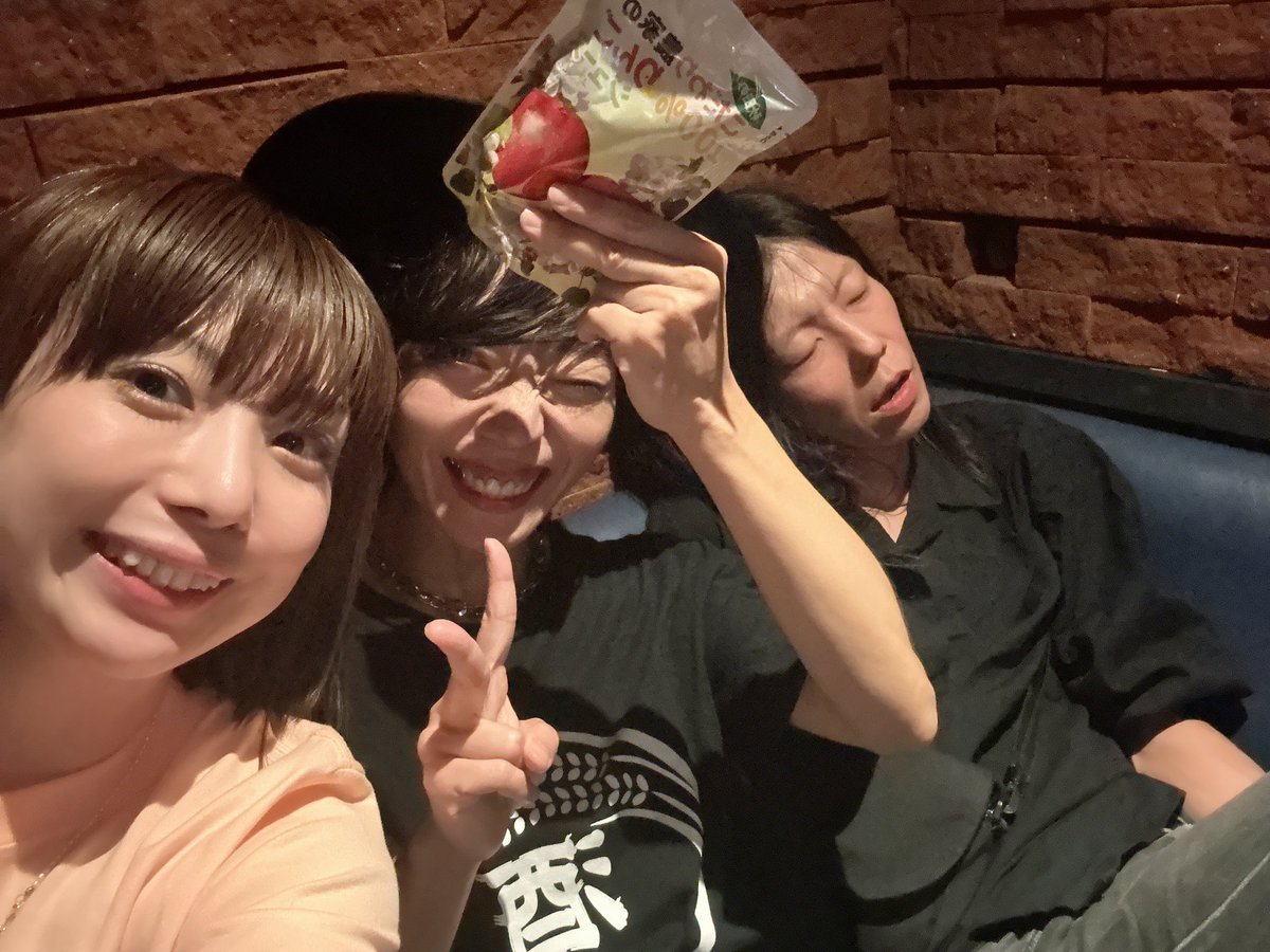 DEKILUCO's tweet image. 【NOW OR NEVERライブ終わりの思い出📷💭💓】

これがケンジゾンビさん恒例のやつかー🤣♥️
めっちゃ拝んだ🤣🤣

 #シャコタン
 #ナウオアネバー