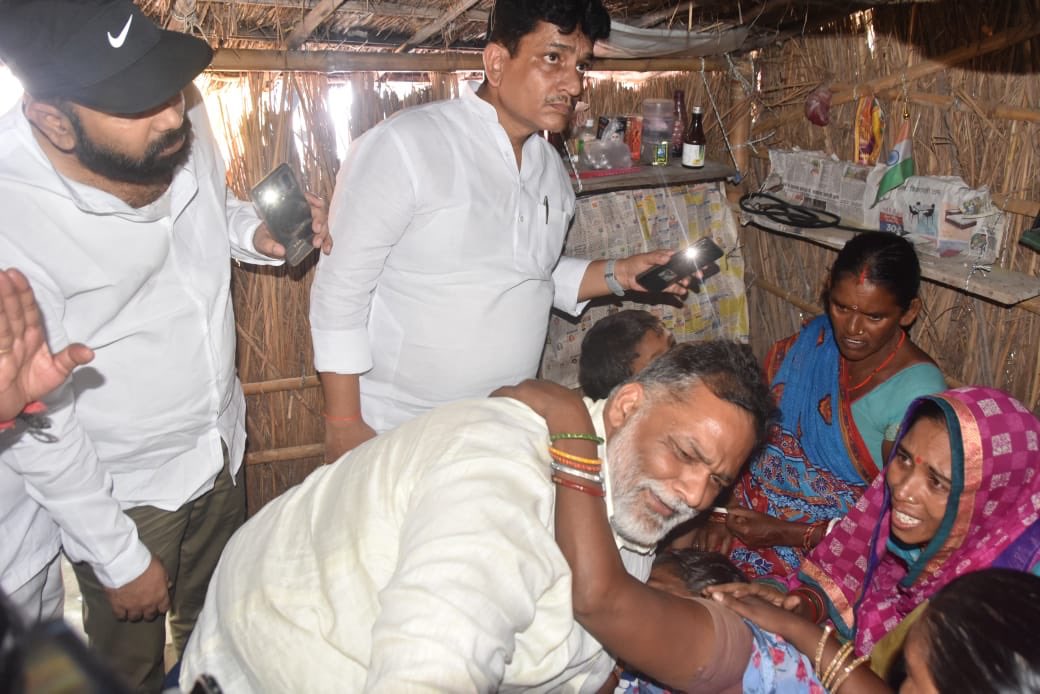 Pappu Yadav (@pappuyadavjapl) on Twitter photo рдкрд╛рд░реВ рдХреА рдкреАрдбрд╝рд┐рдд рдорд╛рдВ рдХреЛ рдХреНрдпрд╛ рднрд░реЛрд╕рд╛ рджреВрдВ?
рдЙрдирдХреА рдкреНрдпрд╛рд░реА рдмреЗрдЯреА рдХрд╣рд╛рдВ рд╕реЗ рд▓рд╛рдХрд░ рджреВрдВ!
рдкрд░ рдиреНрдпрд╛рдп рд╣реЛрдХрд░ рд░рд╣реЗрдЧрд╛, рд╕рдВрдЬрдп рдпрд╛рджрд╡ рдЬреИрд╕реЗ
рдХреБрдХрд░реНрдорд┐рдпреЛрдВ рдХреЛ рдПрдХ рдорд╣реАрдиреЗ рдореЗрдВ рдлрд╛рдВрд╕реА рд╣реЛредрд▓реЗрдХрд┐рди
рдХрд┐рд╕реАрдХреЛ рдЬрд╛рддреАрдп рд╣рд┐рдВрд╕рд╛ рд╡реИрдордирд╕реНрдп рдлреИрд▓рд╛рдиреЗ рди рджреЗрдВ! рдкрд╛рд░реВ рдХреА рдкреАрдбрд╝рд┐рдд рдорд╛рдВ рдХреЛ рдХреНрдпрд╛ рднрд░реЛрд╕рд╛ рджреВрдВ?
рдЙрдирдХреА рдкреНрдпрд╛рд░реА рдмреЗрдЯреА рдХрд╣рд╛рдВ рд╕реЗ рд▓рд╛рдХрд░ рджреВрдВ!
рдкрд░ рдиреНрдпрд╛рдп рд╣реЛрдХрд░ рд░рд╣реЗрдЧрд╛, рд╕рдВрдЬрдп рдпрд╛рджрд╡ рдЬреИрд╕реЗ
рдХреБрдХрд░реНрдорд┐рдпреЛрдВ рдХреЛ рдПрдХ рдорд╣реАрдиреЗ рдореЗрдВ рдлрд╛рдВрд╕реА рд╣реЛредрд▓реЗрдХрд┐рди
рдХрд┐рд╕реАрдХреЛ рдЬрд╛рддреАрдп рд╣рд┐рдВрд╕рд╛ рд╡реИрдордирд╕реНрдп рдлреИрд▓рд╛рдиреЗ рди рджреЗрдВ!