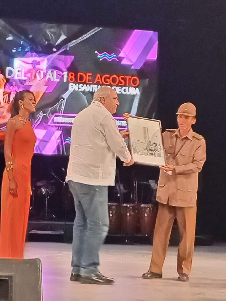 EjrcitoOrienta1's tweet photo. Felicidades al Conjunto Artístico Integral de Montaña de Santiago de Cuba por el merecido primer lugar obtenido en el Encuentro Nacional.
#Cuba https://t.co/D81xgFAv3u