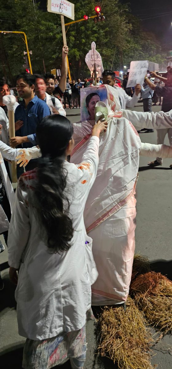 Mr_Doctor17's tweet photo. Mamta Banerjee और उनके साथ जितनी भी Ladies है उनसे कहना चाहता हु की एक बार अपनी बेटियो को उन दरिंदों के साथ छोड़ दो , फिर अगर कुछ होता है तो 10 लाख का मुआवजा मैं आपको दे दूंगा। 

सुना था औरत ही औरत की दुश्मन होती है लेकिन आज देख भी लिया🙏

#justiceformoumitadebnath 
#bangalhorror https://t.co/uQehMcNUR9