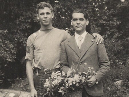 El 18 d'agost del 1936 el feixisme espanyol va matar al poeta Federico García Lorca. Avui l'Estat encara no ha fet justícia al seu assassinat.

El van matar per marica, per roig, per antifeixista i per amant d'un món nou.  Cal dir-ho i repetir-ho per fer honor a la seva memòria.