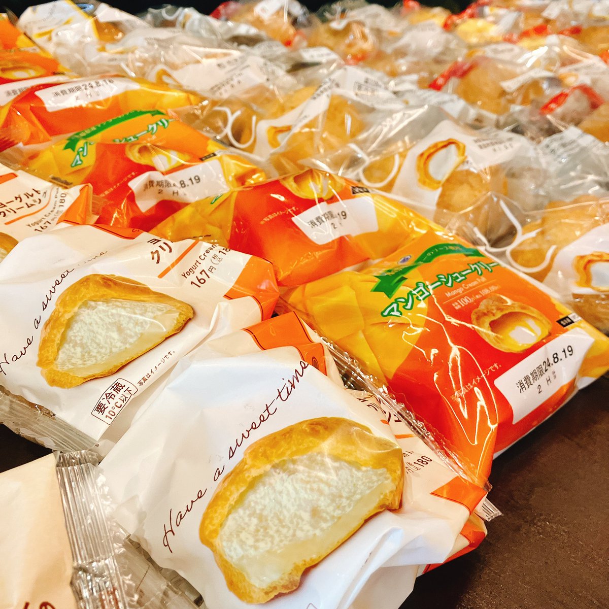 gurume_chousa's tweet photo. 今回はコンビニの
シュークリーム食べ尽くし😋

#背徳のグルメ
#イベント
 #東京 https://t.co/EXt8Q9FZ7x