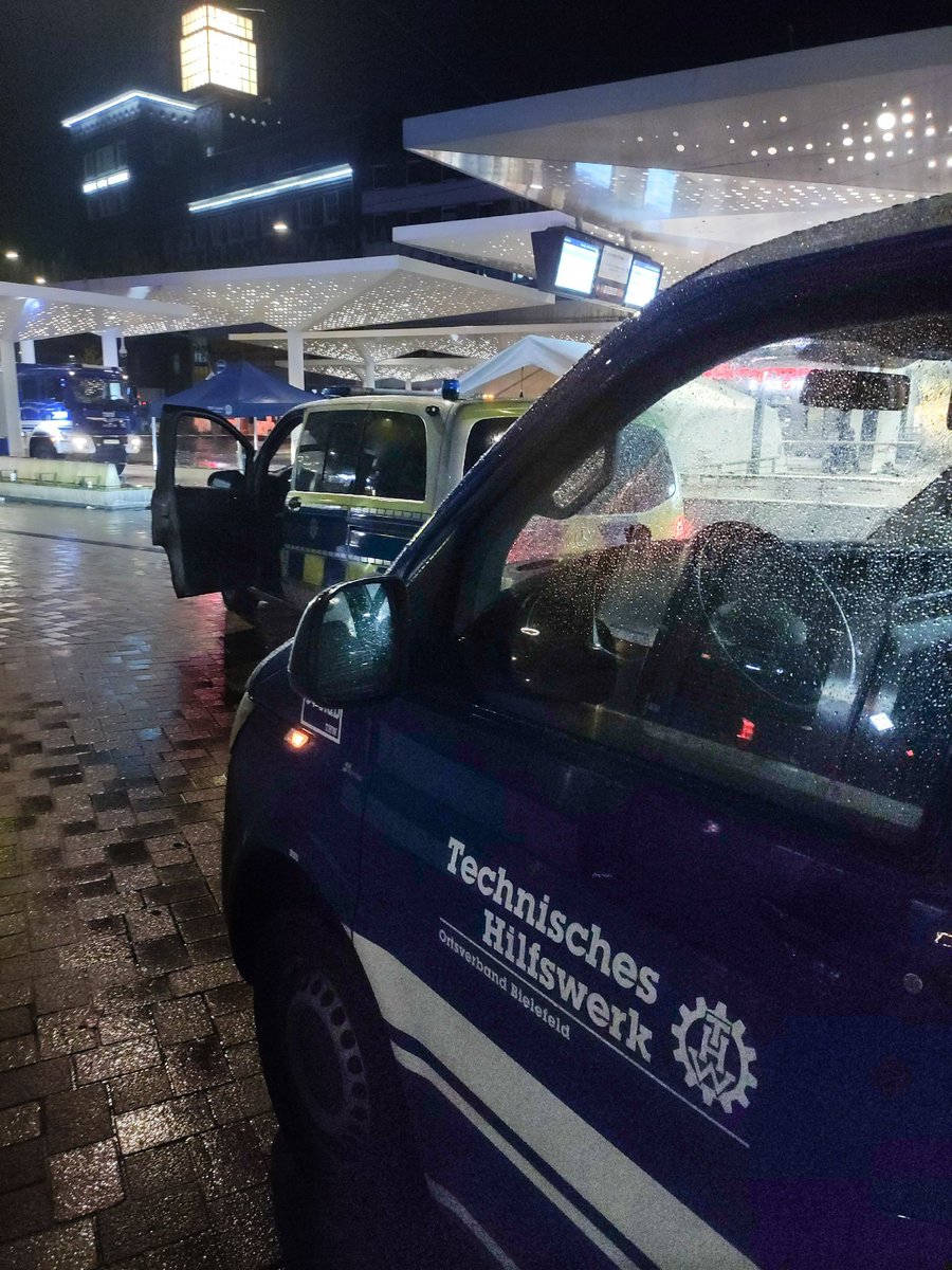 Am 18.08.24 wurde die Fachgruppe N des OV #Bielefeld gegen 3 Uhr von der <a href="/Polizei_NRW_BI/">Polizei NRW BI</a> zur Sicherung eines Tatorts in der Innenstadt angefordert. Dort kam es zu einem Messerangriff, bei dem ein 21 jähriger Mann lebensgefährlich verletzt wurde. #Einsatz #THW ^ak