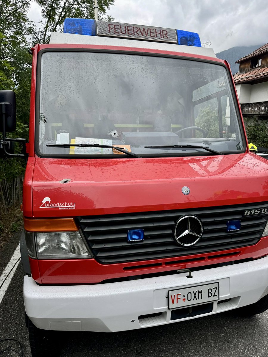 LFVSuedtirol's tweet photo. #Infointervento: VVF San Candido - 18.08.24 - particolare situazione di emergenza nelle ore notturne durante un'intervento di supporto per le forze dell'ordine a San Candido. Fortunatamente nessuno delle nostre forze di intervento è rimasto ferito 📸 VVF https://t.co/lxC7UGhE25