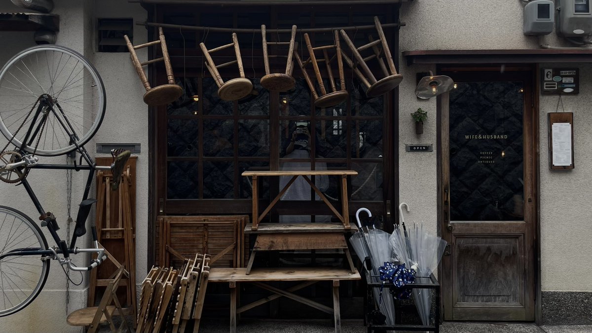 wandering around aimlessly and taking pictures of storefronts in kyoto