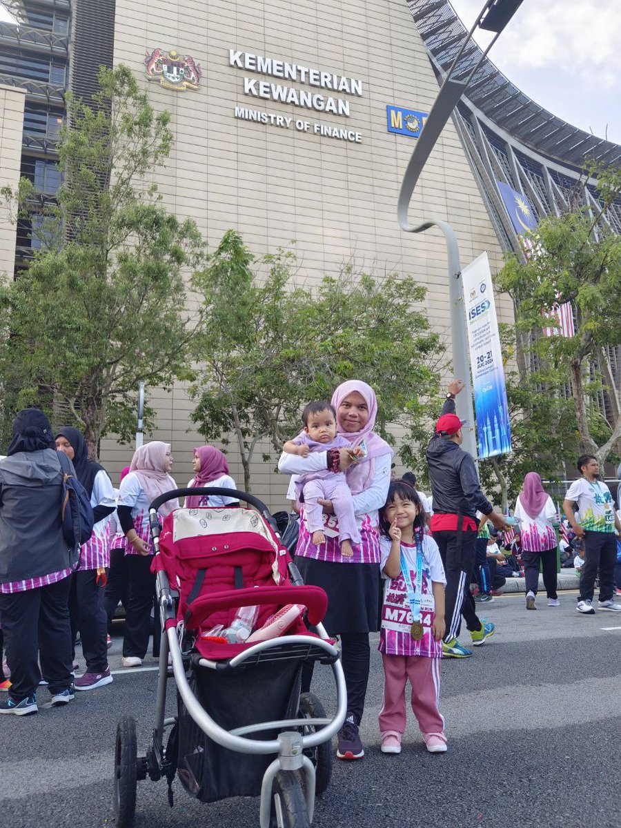 intanaina10's tweet photo. Done Jawi run 2024 pagi tadi β
Mama kakak & adik 3km
Ayah HM 21 + 3km recovery run (teman kakak run) ππͺ
#runningmom #strollerrunner #runningfamily #Jawirun2024 https://t.co/iG6FZVTMEx