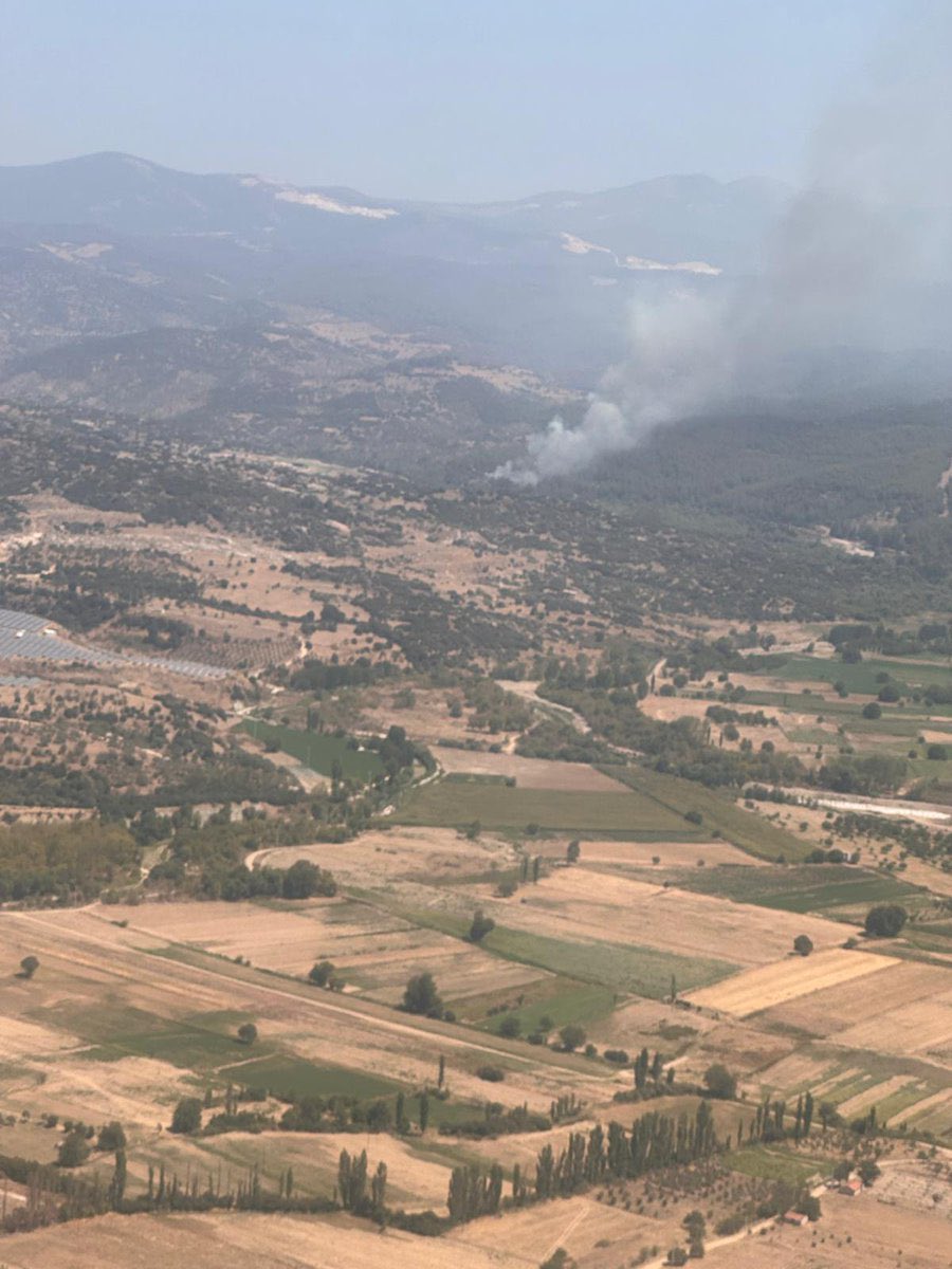 muglageyiik's tweet photo. Muğla, Ula ve Yatağan ilçelerinde iki ayrı orman yangını başladı. Saat 13.24 de eş zamanlı olarak Yatağan Yava mahallesi ve Muğla merkezi Yeniköy mahallesi sırtlarında ormanlık alanda başlayan yangınlar rüzgarla birlikte büyüme kaydediyor
#MuğlaYanıyor https://t.co/O1EksqbVGA