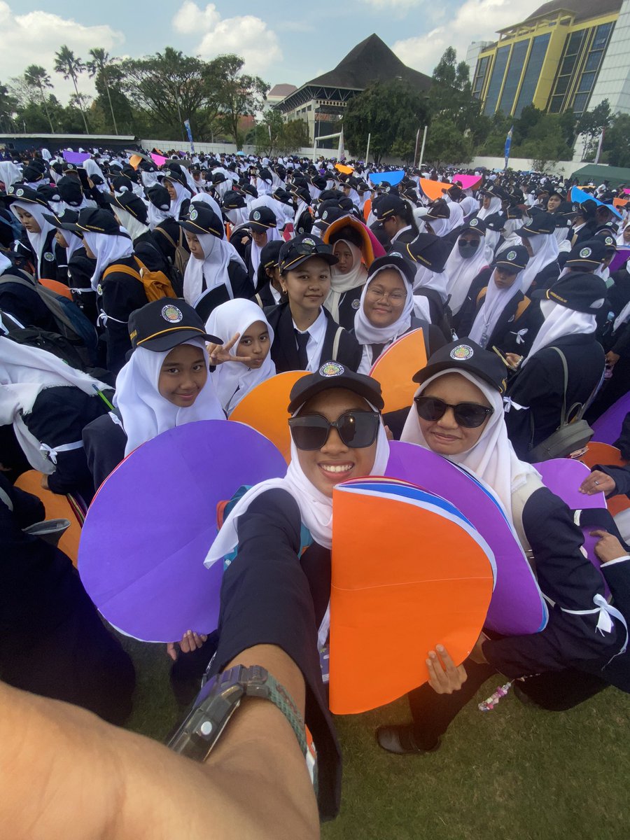 withcha_u's tweet photo. [cakra of care]

pgi pgi makan ketupat 
pulang pulang ketemu angsa
pagi pagi kita merapat
pkkmb keren luar biasa
@UM_1954 @BEMUMOfficial 

#Day1PKKMBUM2024
#PKKMBUM2024
#MabaUM2024
#SinergiKreasi 
#BEMUM2024
#UMtheOnlyOne
#SahabatMahasiswa
#LaskarDewantaraMuda
#mahamana https://t.co/fV95o7HQm4