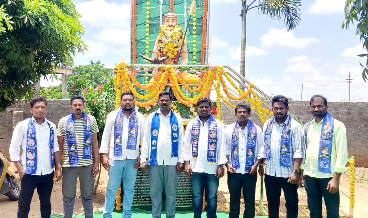 SateeshN10's tweet photo. #BSP 
#Khamman 
సర్దార్ సర్వాయిపాపన్న గౌడ్ గారి 374 వ జయంతి సందర్భంగా ఆ వీరుడికి నివాళులు అర్పించిన ఖమ్మం జిల్లా బహుజన్ సమాజ్ పార్టీ ( BSP 💙✊🐘)నాయకులు... జోహార్ సర్దార్ పాపన్న🔥💐🙏✊🗡️ https://t.co/Ye3geYnkJP