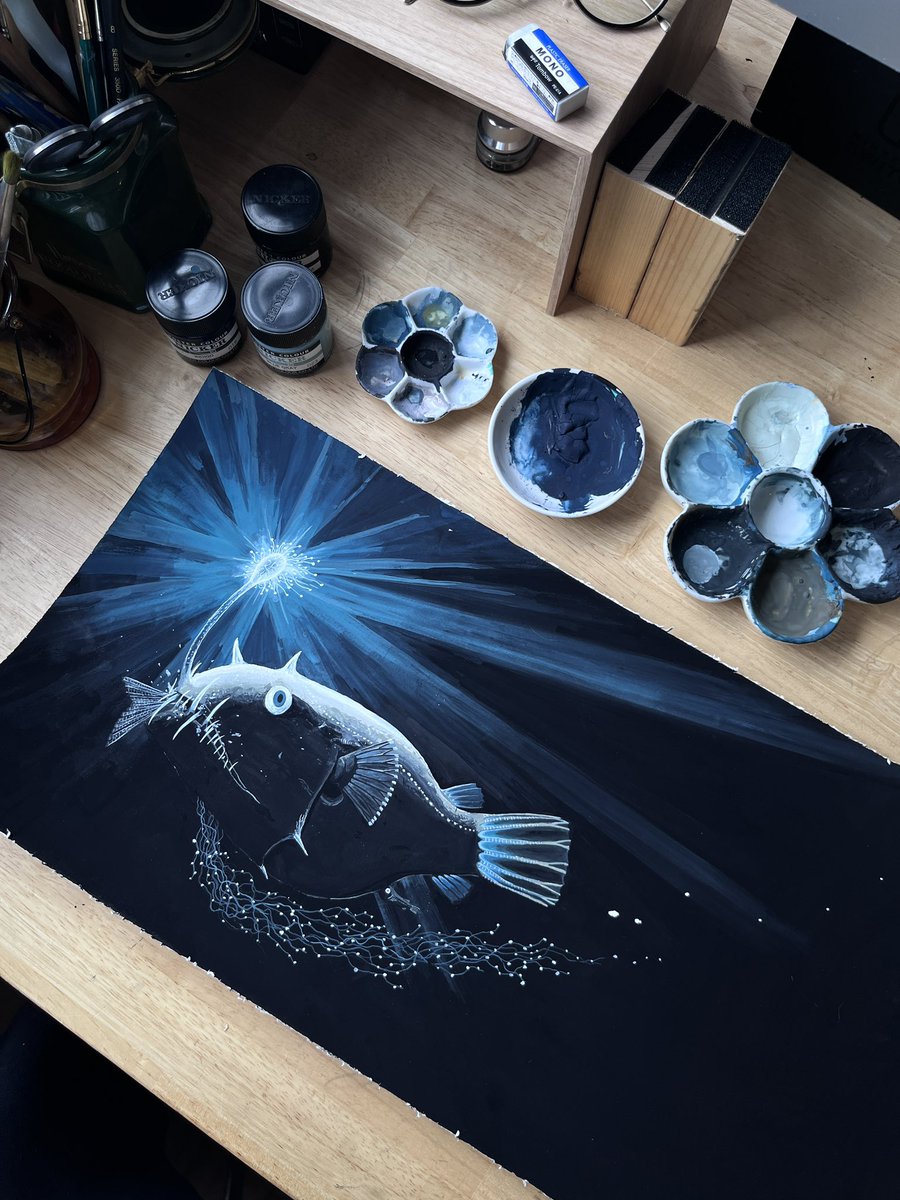 絵本『くじらがしんだ』ではニッカー絵具さん<a href="/nicker_enogu/">ニッカー絵具【公式】NICKER COLOUR CO.,LTD.</a> のポスターカラーを使いました。ジブリの背景美術なんかでお馴染みの絵の具で、去年から導入したんですがベッタリとした質感と発色の良さがとにかく最高。絵の具の廃盤もいろいろありますが、末長く使われますように。