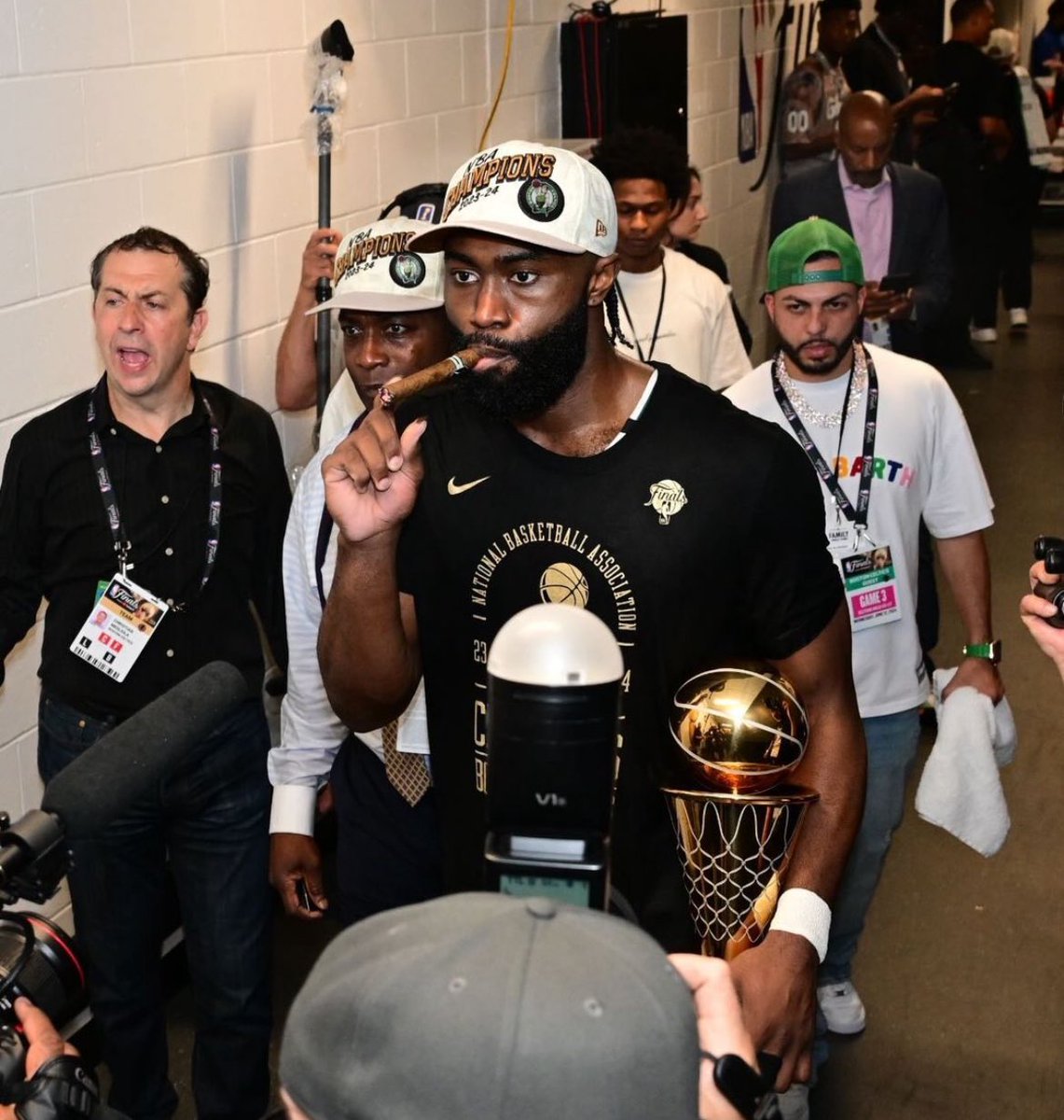 Jaylen Brown a signé le plus gros contrat de l’Histoire de la NBA l’été dernier et s’est fait cracher dessus par la majorité des fans NBA, disant qu’il ne méritait pas.

Une saison plus tard, il est MVP des Finales NBA.

J’en reviens toujours pas…