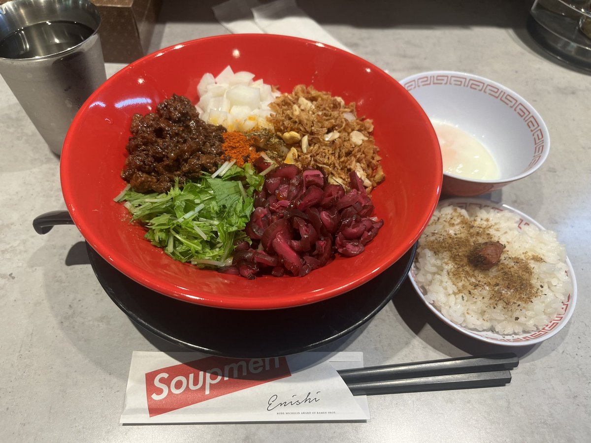 子が夏休み前から行きたがっていたガラスボールペン作りのワークショップ行ったら、開始10分後に着いた時には既に先着100名受付終了💦気をとりなおして、コメダでかき氷食べて、文具屋で気に入るボールペン探して買って、坦々麺食べて、美容院行って帰ってきた💇‍♀️切り替え早い母子
 #シングルマザー