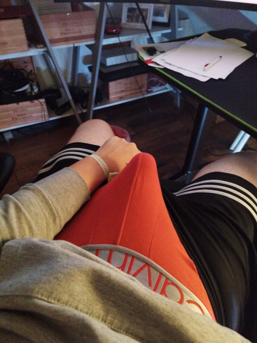 Auf deine Knie du Miststück 😘😈
Meine Bitch kann es göttlich, und du?😈

#dom #bulge #boxer