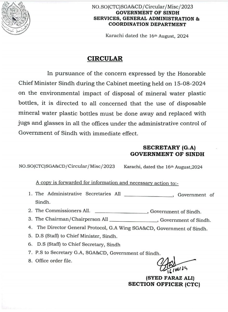 سندھ میں ماحولیاتی آلودگی پر قابو پانے کےلیے اہم فیصلہ

سرکاری دفاتر اندر منرل واٹر کی پلاسٹک بوتلوں کے استعمال پر پابندی

سید مراد علی شاہ نے ماحول دوست اقدامات کا آغاز وزیراعلیٰ ہاؤس سے کردیا

وزیراعلیٰ ہاؤس کے اجلاسوں میں منرل واٹر کی بوتلوں کی جگہ شیشے کے جگ رکھ دیے گئے