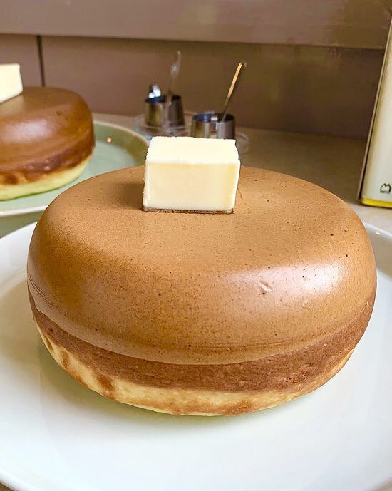 sweetroad5's tweet photo. 北海道小樽市にあるお店「cafe chobicha」の、表面はサクサク、中はふわっふわで極厚の「ホットケーキ」✨

塩気のきいたバターと温めたハチミツが付いてきます。 https://t.co/ud50pqeups
