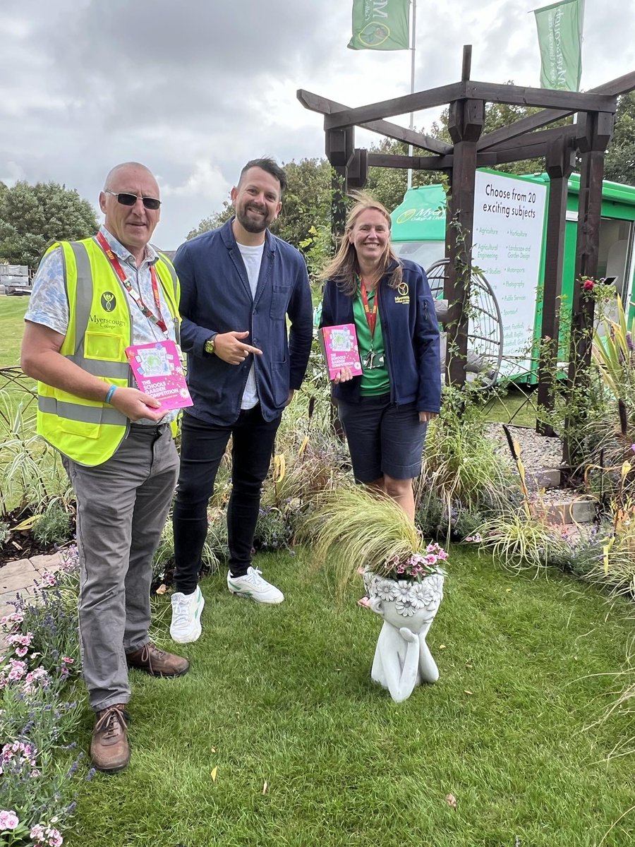 HeatonIha's tweet photo. Great to welcome @SkinnyJeanGard onto the @MyerscoughColl garden @southportflower! 🌺 Admiring the work of Sophia (Garden Designer, age 8). https://t.co/Kf4itlK9r8