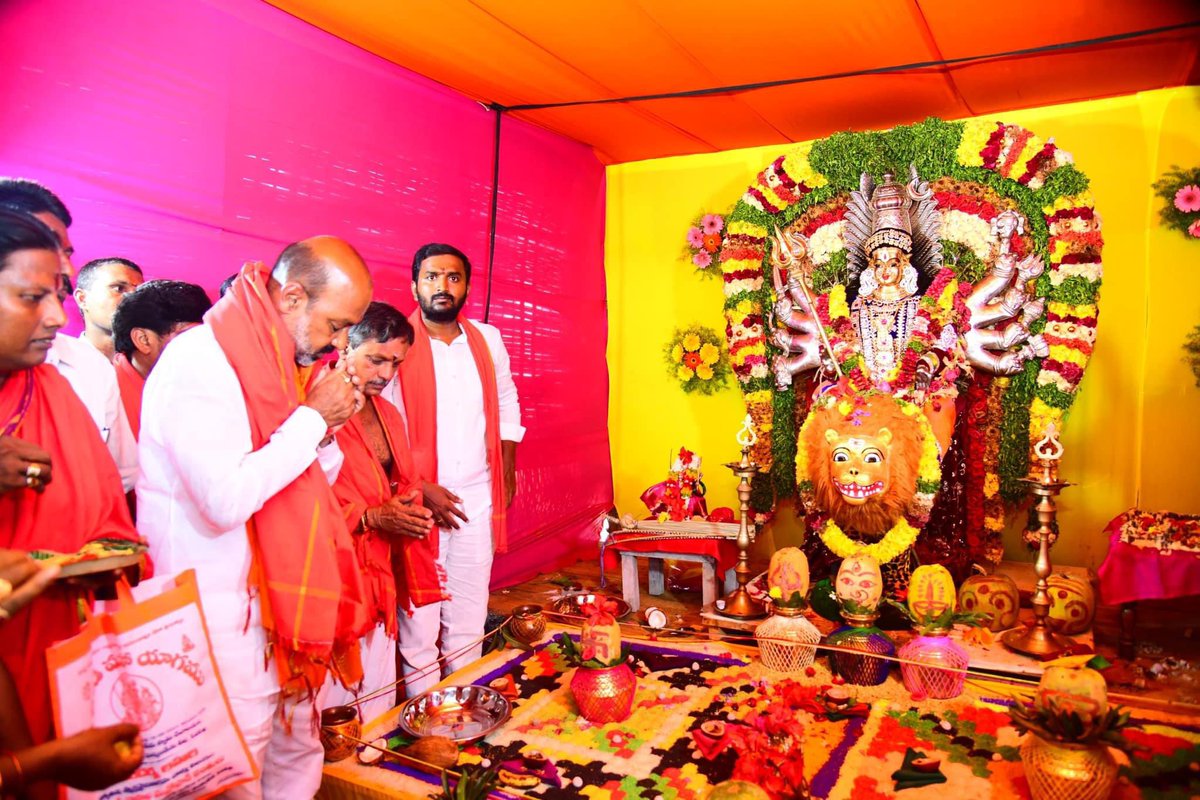 bandisanjay_bjp's tweet photo. సిరిసిల్ల పట్టణంలోని శ్రీ శివ భక్త మార్కండేయ స్వామి దేవాలయంలో జరుగుతున్న శ్రీ లక్ష్మీ గణపతి మార్కండేయ రుద్రయాగ పరస్పర నవకుండాత్మక సహిత త్రయాహ్నిక శ్రీ చండీ మహా యాగము పూర్ణాహుతి సందర్భంగా అమ్మవారిని దర్శించుకోవడం జరిగింది. https://t.co/amV8OYZ6Pf