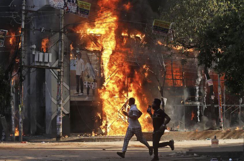 NawrinTumpa's tweet photo. Mob violence grips Bangladesh. Lynching &amp; vandalism become common sights.Reports emerging students targeting pro-Awami League supporters &amp; minorities.
#BangladeshCrisis #FreedomOfSpeech 
#HumanRights #BOBS
@UN_HRC @amnesty @hrw @UNHumanRights
https://t.co/u5VUTvgT44 https://t.co/dW2pYsIBPF