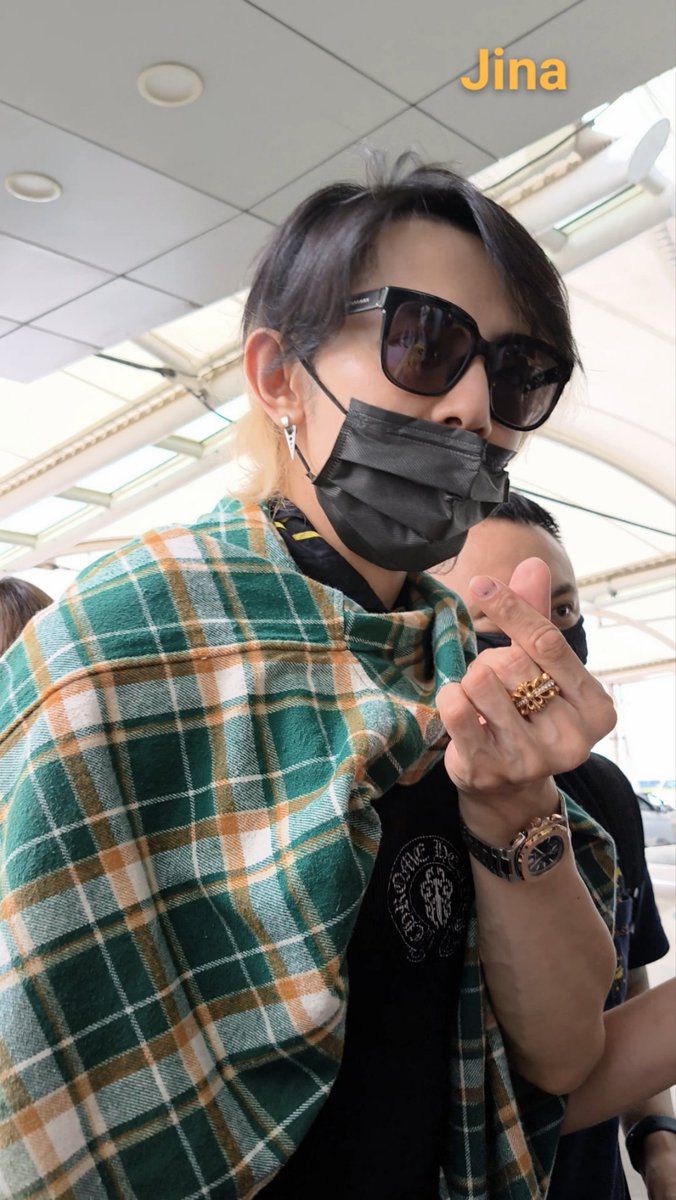 Jina96824's tweet photo. 没想到今天还有『意外惊喜』😍
被你CUE了两次我都害羞了☺️
你的大手真的很温暖😉
连续三次送机你都主动跟我比心啦😘
隐藏彩蛋在我生日那天揭晓😄
#汪东城 #汪東城 #jiro #jirorocker #jirowang #JiroWang #왕동성 #왕대동 #대동 #ต้าตง #ジローワン https://t.co/uVHrTedx3R