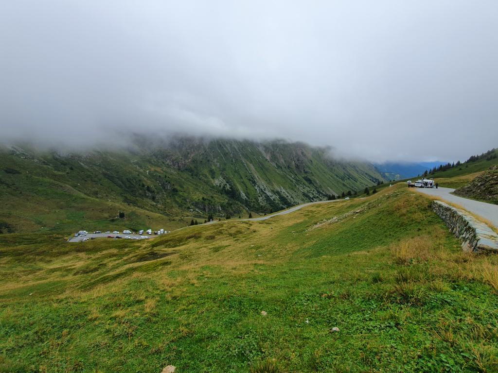 felixmattis's tweet image. Dry, 12⁰C and quite some tailwind over the top of Col du Glandon for now. #TDFF2024