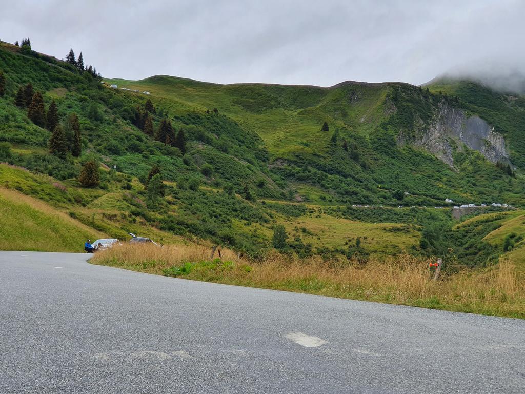 felixmattis's tweet image. Dry, 12⁰C and quite some tailwind over the top of Col du Glandon for now. #TDFF2024