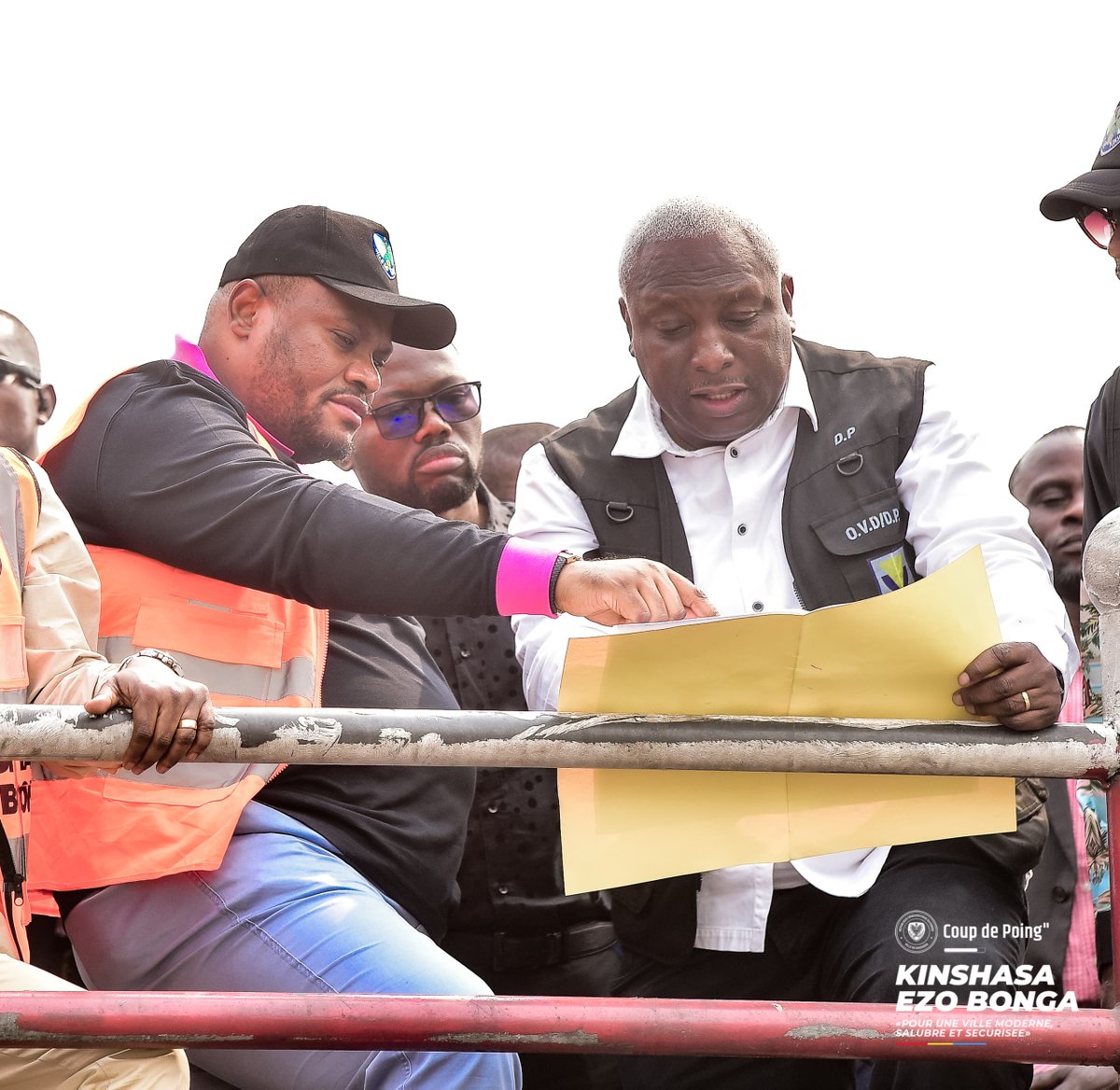 daniel_bumba_01's tweet photo. Ce samedi 17 août, nous avons supervisé les travaux de curage de la rivière Mososo à Limete ainsi que l’évacuation des déchets à la décharge sauvage de Kintambo, dans le cadre de l’opération "Coup de poing". Ensemble, nous aspirons à une ville propre, débarrassée des immondices qui nuisent à notre quotidien. Il est de notre devoir commun de permettre à chaque Kinois de vivre dans un environnement sain et digne.
Les inondations récurrentes autour du Pont Forgeron, qui causent des pertes en vies humaines, ne doivent plus être notre réalité. Il est temps que nous prenions conscience que la salubrité de notre ville dépend de chacun de nous. Le projet "Kinshasa Ezo Bonga" vise non seulement à assainir la ville, mais aussi à sensibiliser pour éradiquer cette culture de l’insalubrité. Nos efforts collectifs feront la différence. Chaque Kinois doit s’engager activement pour transformer notre ville et garantir que les pluies ne soient plus synonymes de catastrophes.
Nous vous invitons à vous joindre à cette noble cause. La lutte contre l’insalubrité est lancée, et c’est ensemble que nous la remporterons. Kinshasa va changer, mais cela ne se fera qu’avec notre volonté collective. En cette belle journée, nous vous souhaitons un bon dimanche. Que la force de l’unité et de l’action guide chacun de nos pas vers un avenir meilleur.
#kinshasaezobonga #Gouverneur #Daniel #bumba #HVK #CoupdePoing #assainissement #villepropre #kinshasalabelle #KinPropre #geniemilitaire #FARDC #luttonsensemble #Curage #Vidage