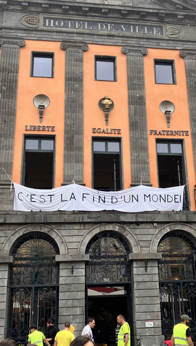 icimemeparis's tweet photo. Merci Aurillac 2024 ! Que de monde pour demander la destitution du despote 😉 ! Nous n’avons pas joué cette fois mais quel plaisir de voir les collègues 🤗 ! Et l’année prochaine, à la demande générale, Ici Même contribuera peut-être avec ses succès planétaires ✨😉 https://t.co/kc43ge5pif