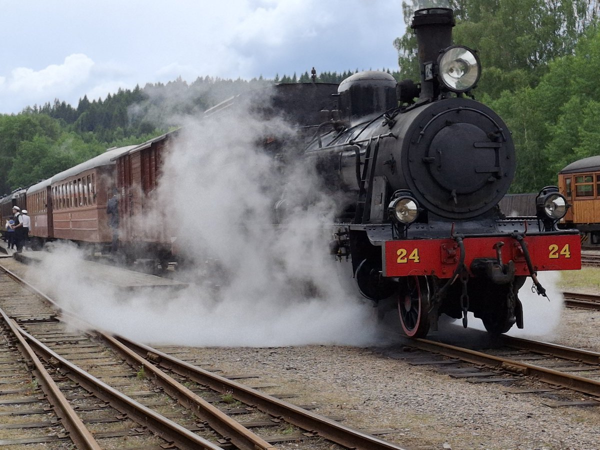 Ruotsissakin on vanha sauvakirkko. On myös kivoja kaupunkeja ja Saabeja. Roadtrip Ruotsissa jatkui #ruotsi #matkablogi #automatkailu sikseskiva.blogspot.com/2024/08/ruotsa…