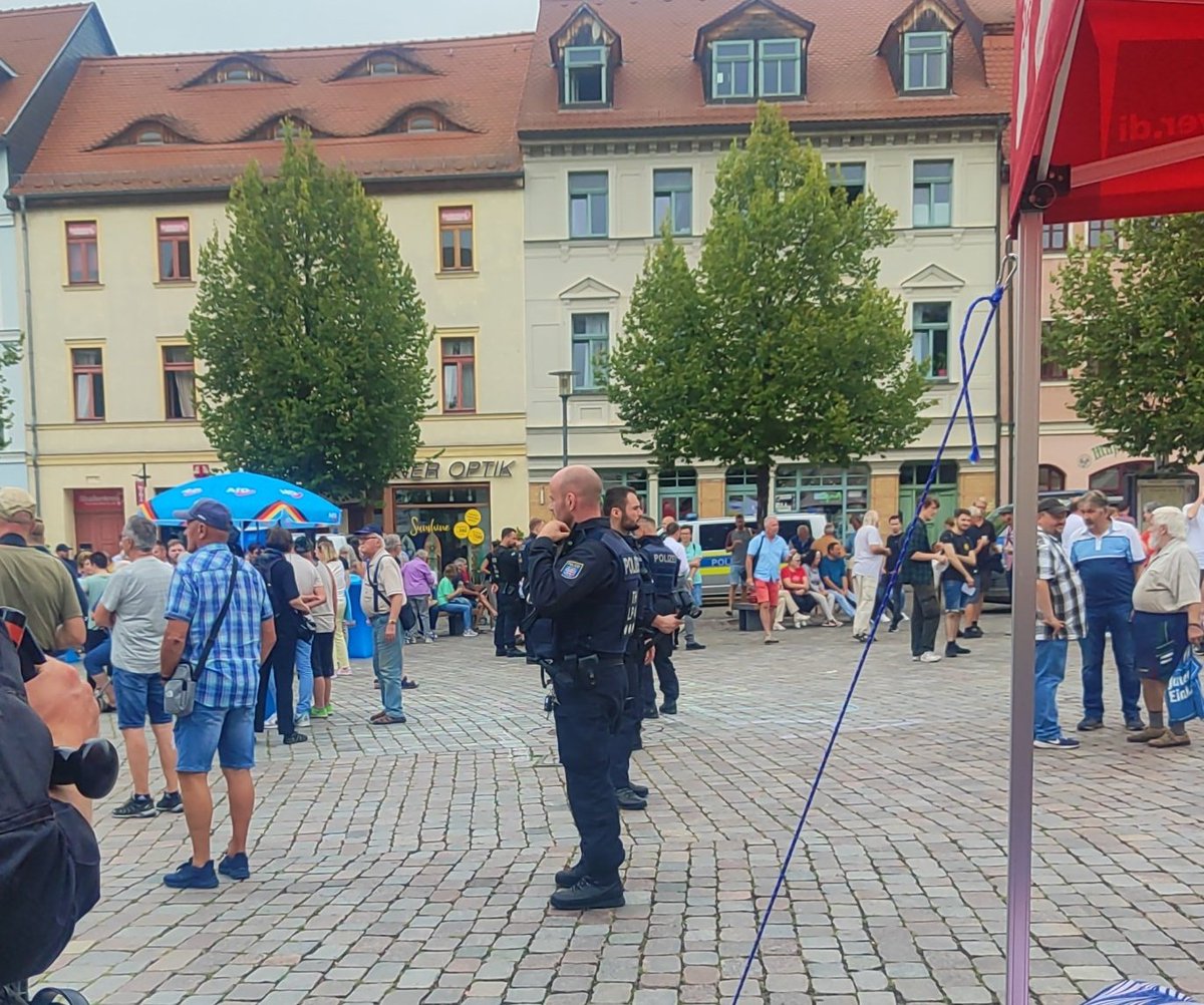 reuss_antifa's tweet photo. Die Veranstaltungen sind lediglich durch eine Polizeikette getrennt. Der rechtsextreme Streamer #Weichbirne wurde auch schon gesichtet. #Apolda #AP1808 https://t.co/vKWV1IQxju