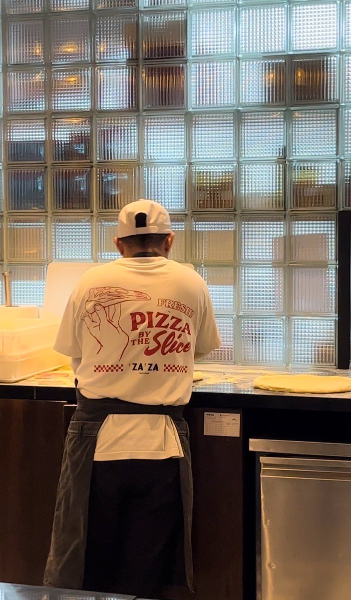 lynnarey's tweet image. #NYStylePizza #Zazaslice #pizza #foodie #NewYorkPizza #Dubai #Pizzacravings