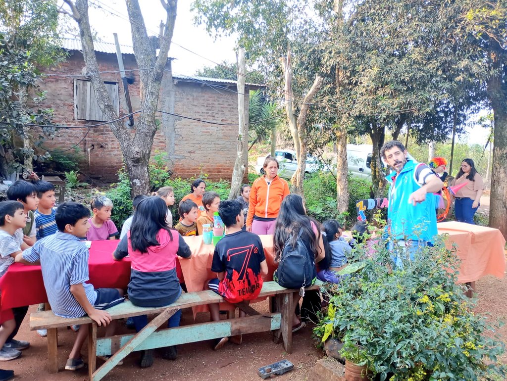 San Vicente:
Sábado de chocolatada, bollos, juegos y regalitos para los niños. Merendero "Corazoncitos Felices" del Barrio "Los Lapachos".
Gracias Andrea y Susana por recibirnos siempre. 

¡Siempre AD❤️MIS!
<a href="/cjdechat/">Christian Dechat</a> 
<a href="/grillo141/">Ruben Dario</a> 
<a href="/ADOMIS_Misiones/">ADOMIS_Misiones</a> 
<a href="/VictorJavierNu4/">Victor Javier Nuñez</a> @yanina@Scher
