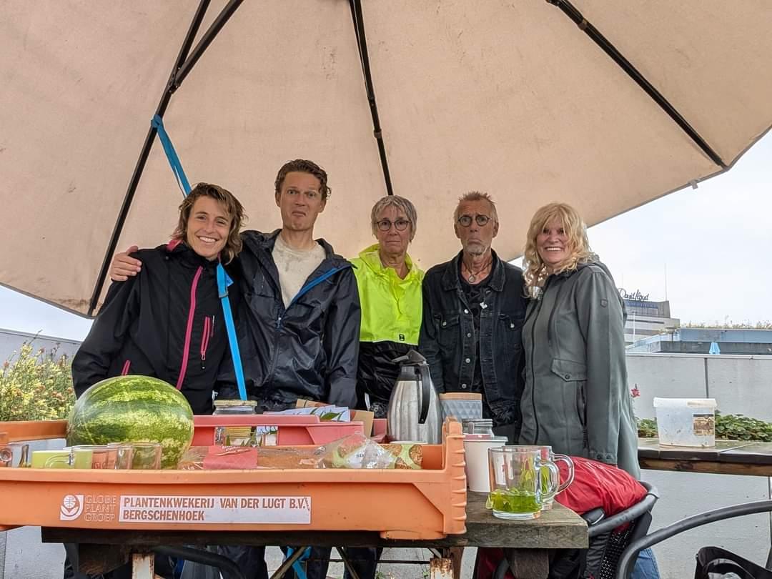 d_akkers's tweet photo. Everyone is soaking wet on this rainyday. Wet #rooftopfarmers on the #DakAkker on an officebuilding in the heart of #Rotterdam #CentralDistrict ☔️. https://t.co/svKZPuE2j1
