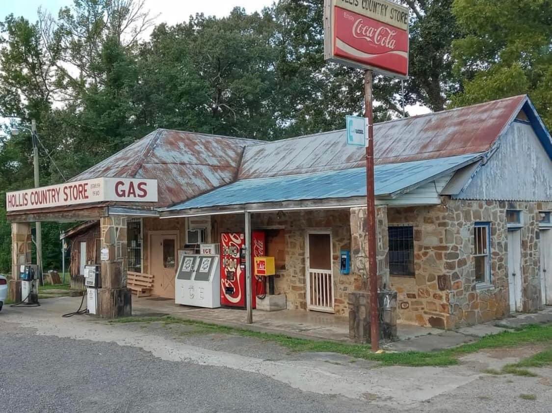 Hoosiers1986's tweet image. I had a fried bologna sandwich from this store yesterday. I washed it down with an IBC root beer in a glass bottle. These places still exist. This one is in Hollis, Arkansas.