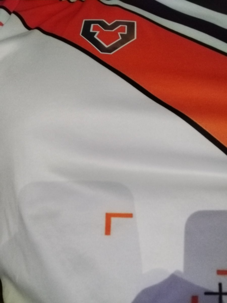 Die #LANXESS Arena tobt! 1:1 bei <a href="/natusvincere/">NAVI</a> gegen <a href="/TeamVitality/">Team Vitality 🐝</a>  

Ihr verdient einen Blick auf mein Shirt. 💋😜

Bestes Event! 
#IEMCologne